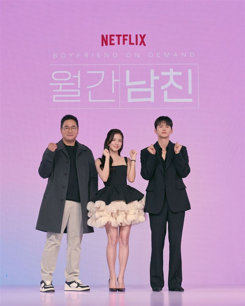 《訂閱男友》導演金政植（左）大讚Jisoo非常努力，將近九成以上的戲份都由她主導。（圖／Netflix提供）