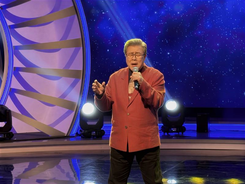 楊烈深情獻唱經典神曲〈如果能夠〉。（圖／華視提供）