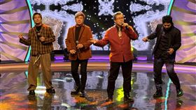 楊烈(右2)遭胡瓜(左2)、歐漢聲(左)和邵大倫(右)遭瘋狂搶麥。（圖／華視提供）