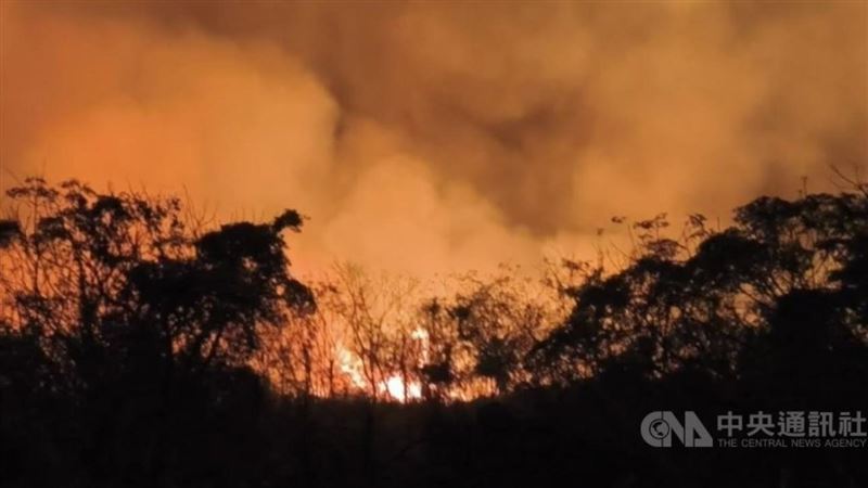 知本溪出海口野火燒整夜 逾50公頃陷火海