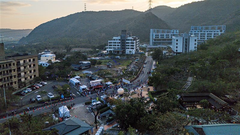屏東四重溪溫泉季首創「路跑+自行車」雙賽事,串聯旭海秘境與小農補給。透過流汗加泡湯的創新模式延長旅客停留,將運動人潮轉化為強勁消費力,帶動在地商圈業績全面翻紅。(圖/LAVA提供)