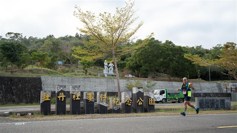 屏東四重溪溫泉季首創「路跑+自行車」雙賽事,串聯旭海秘境與小農補給。透過流汗加泡湯的創新模式延長旅客停留,將運動人潮轉化為強勁消費力,帶動在地商圈業績全面翻紅。(圖/LAVA提供)