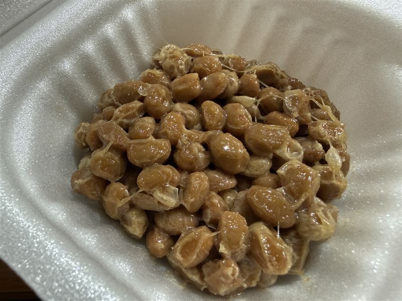 納豆富含維生素K2及活性成分，可能透過調節腸道菌相、免疫與發炎反應，幫助維持血管健康，降低動脈斑塊與心血管疾病風險，是日本長壽飲食的重要代表。（圖／記者鄭玉如攝影）