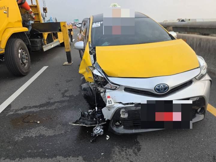 黑車與另輛小黃計程車發生碰撞（圖／翻攝畫面）