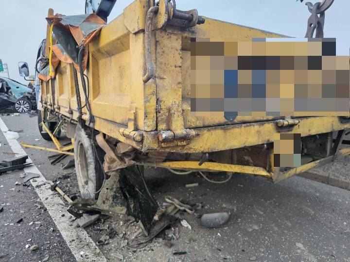 黑車疑未注意車前狀況追撞大貨車。（圖／翻攝畫面）