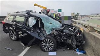 台76黑車追撞大貨車「車身全爛」又撞小黃