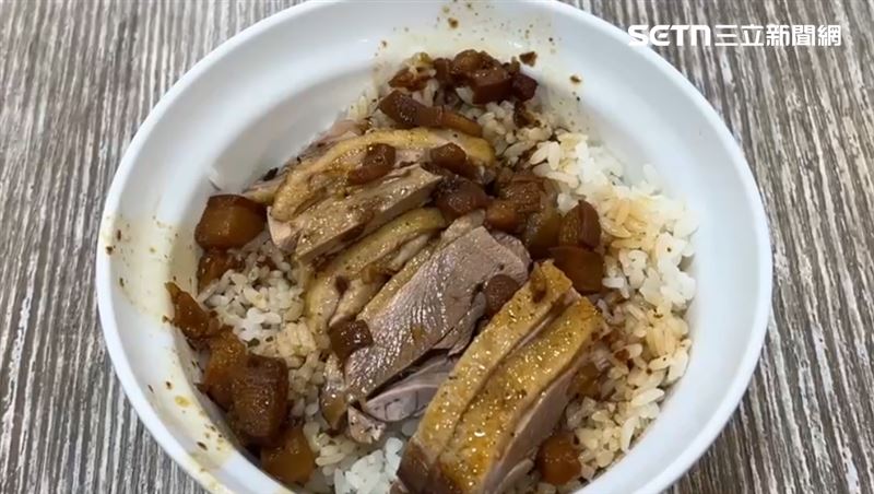 鴨肉珍靈魂在於淋上充滿油脂香氣的滷肉燥，搭配皮Q肉厚的切塊鴨肉。（圖／翻攝畫面）