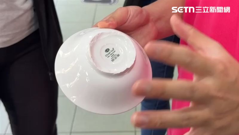 吳姓業者出面解釋，目前店內使用2種碗，材質分別是陶瓷及美耐皿，其中陶瓷印有藍色紋路，從30年前就使用至今仍未淘汰，是為了維持傳統。（圖／翻攝畫面）