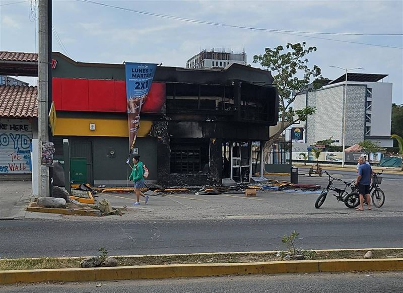 遭幫派縱火燒毀的商店。據林先生表示，幫派不對平民下手，事先都會趕出店員與顧客，才放火燒店。（圖／墨西哥台商林先生提供）