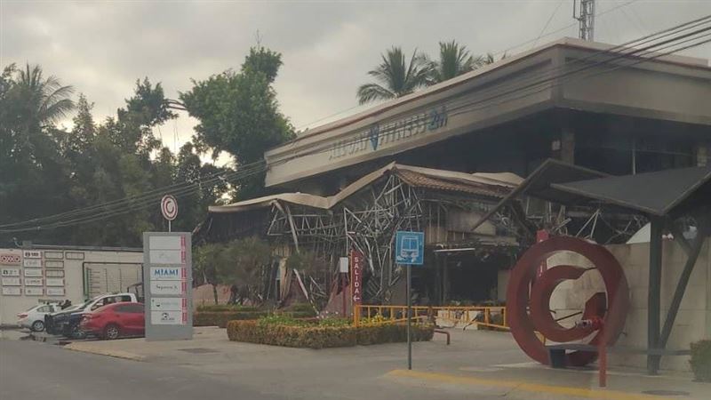 沿路可見遭燒毀的加油站。（圖／墨西哥台商林先生提供）