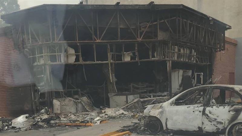 毒梟之死引發報復潮，幫派四處縱火。（圖／墨西哥台商林先生提供）