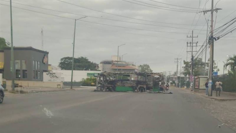 燒毀的車輛橫擋路中央。（圖／墨西哥台商林先生提供）