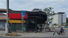 遭幫派縱火燒毀的商店。據林先生表示，幫派不對平民下手，事先都會趕出店員與顧客，才放火燒店。（圖／墨西哥台商林先生提供） 