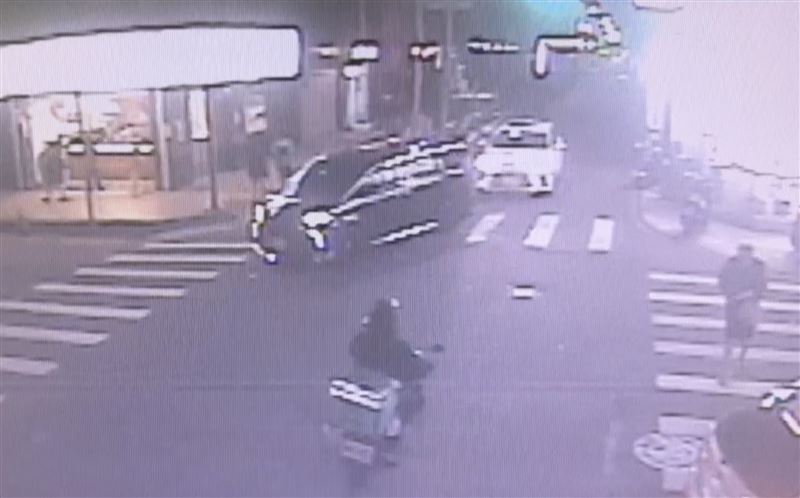 林男等人一陣亂棒後丟下蕭男逃逸離開。（圖／翻攝畫面）