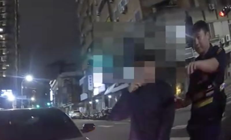 員警趕抵時發現林男全身傷，經送醫治療後無生命危險。（圖／翻攝畫面）