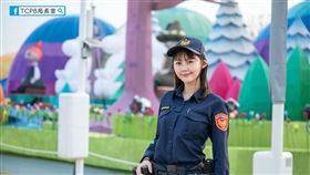 台中一名女警在燈會執勤，經市警局粉專發出系列照片，引發網友熱議，不僅稱讚太美了，也敲碗女警執勤時間和IG。（翻攝自「臺中TCPB波麗士」臉書）