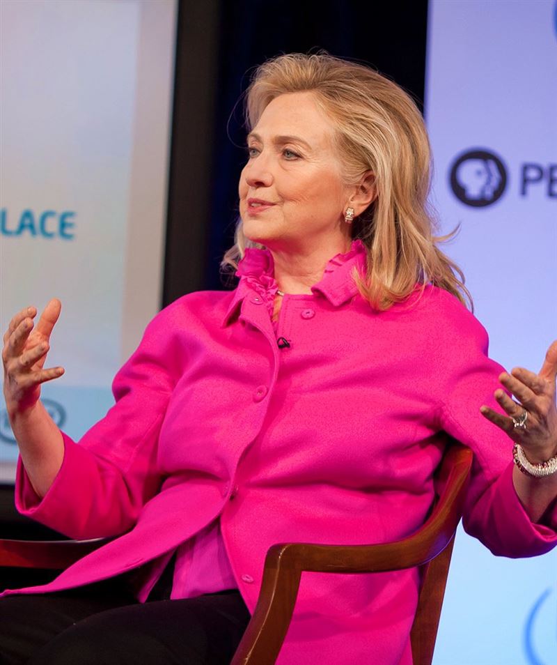 美國前國務卿希拉蕊出席國會作證，強調自己對艾普斯坦犯行不知情。（圖／翻攝自X平台 @chillarystan）