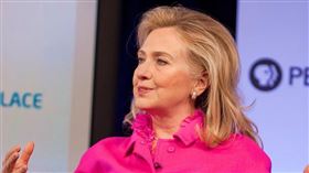 美國前國務卿希拉蕊出席國會作證，強調自己對艾普斯坦犯行不知情。（圖／翻攝自X平台 @chillarystan）