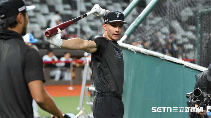 賽前練打陳偉殷親餵 費仔曝看他投球長大