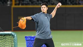 台日棒球國際交流賽，前旅美投手陳偉殷餵球。（圖／記者劉彥池攝影）