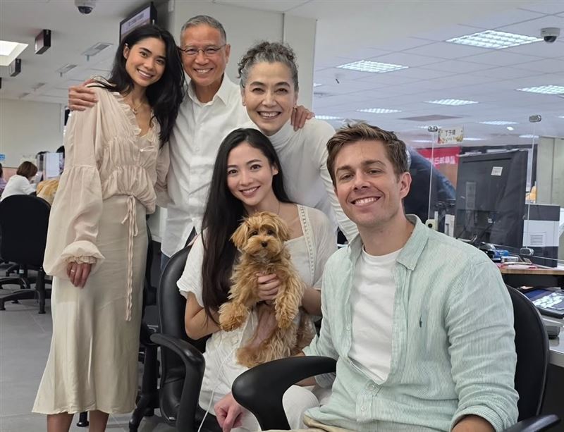 謝沛恩一家人於戶政事務所開心同框。（圖／翻攝自IG @aggiemlove）