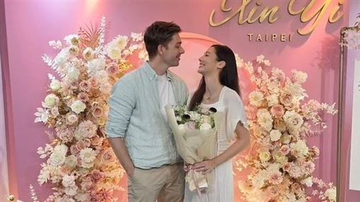 謝沛恩登記結婚了！美籍老公甜笑對視