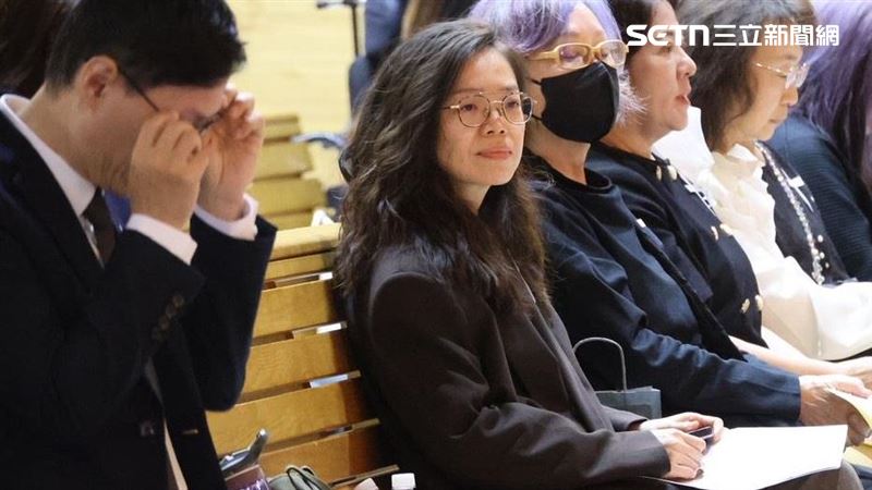 范宗沛愛妻笑中帶淚送別。（圖／記者鄭孟晃攝影）