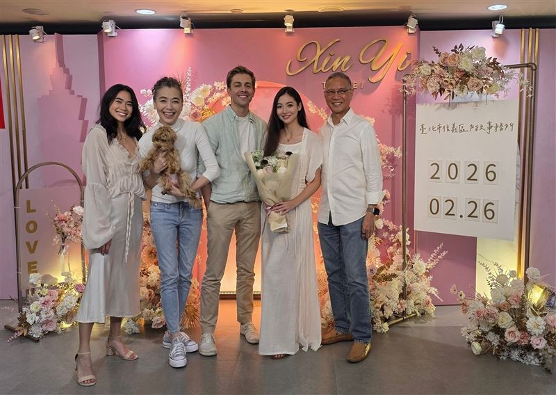 謝沛恩與美籍老公Dana登記結婚，與媽媽賴佩霞一行人留下幸福合影。（圖／經紀人提供）