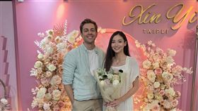 謝沛恩與美籍老公Dana登記結婚，與媽媽賴佩霞一行人留下幸福合影。（圖／經紀人提供）