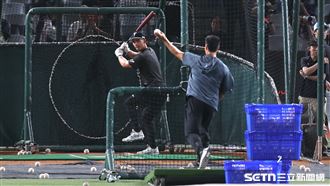 親自餵球給費仔　陳偉殷直呼「夢回美職」