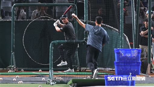 親自餵球給費仔　陳偉殷直呼「夢回美職」