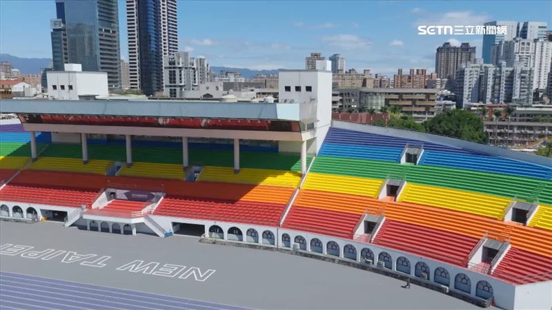 新北市5月將舉辦的全國身心障礙國民運動會，體育局也將板橋體育館田徑場看台打造為彩虹顏色，26日正式開箱啟用