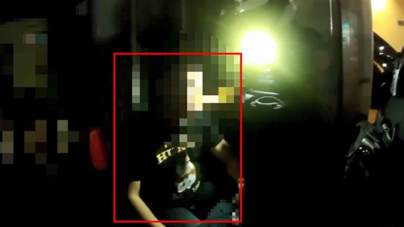 警方準備盤查鄭男。（圖／翻攝畫面）