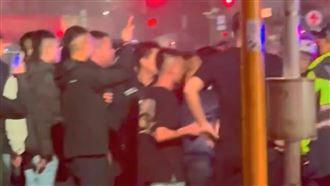 男抽K菸拒檢10餘黑衣人助陣　警快打嚴辦