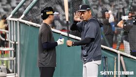 台日棒球國際交流賽，經典賽台灣隊總教練曾豪駒和江坤宇交談。（圖／記者劉彥池攝影）