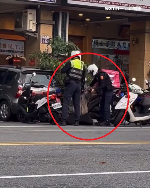 外送員因交通違規遭警方攔查，在製單過程中疑似情緒過於激動，突然當眾向員警下跪。（圖／翻攝畫面）