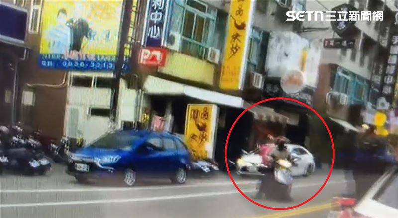 陳姓外送員騎乘重機車違規跨越雙黃線，警方隨即上前示意攔停。（圖／翻攝畫面）