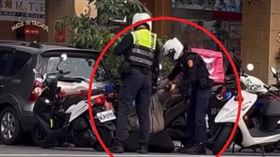 台中外送員違規遭開單　竟當街跪警求饒（圖／翻攝畫面）
