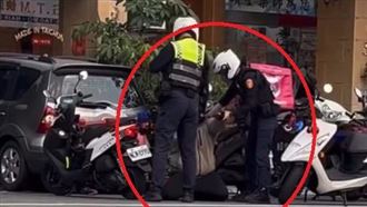 台中外送員違規遭開單　當街跪警求饒放過