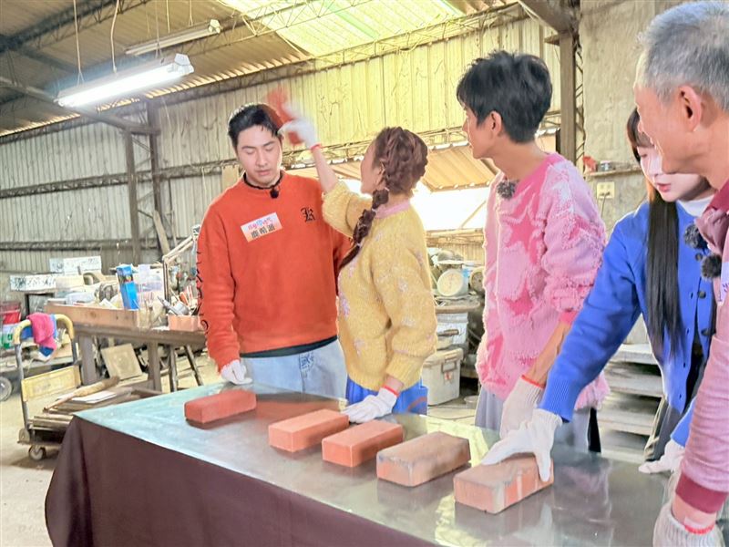 楊繡惠拿磚塊砸鹿希派。(圖/民視提供)