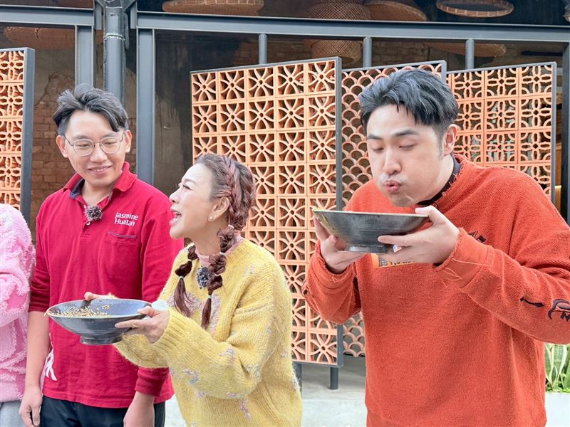 楊繡惠跟鹿希派同台。(圖/民視提供)