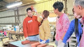 楊繡惠拿磚塊砸鹿希派。（圖／民視提供）