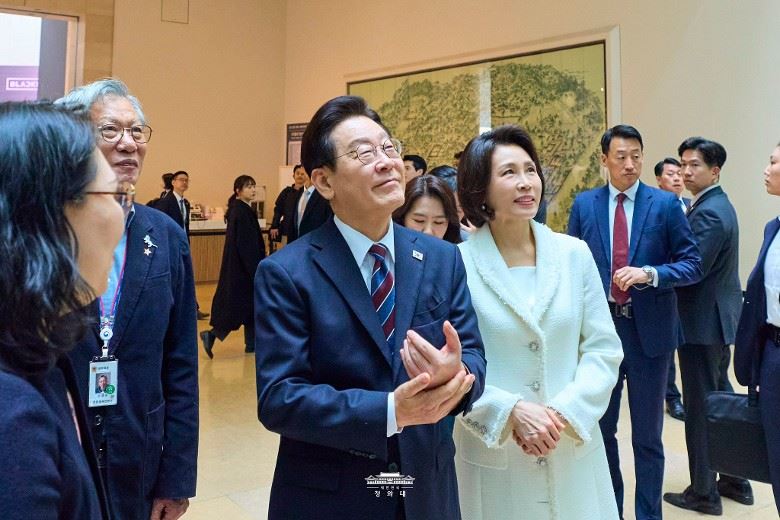 昨日搶先舉辦BLACKPINK新專輯試聽會,南韓總統李在明與夫人金惠景也到場力挺,不過4成員全都不在。(圖/翻攝自 翻攝自青瓦臺官網)