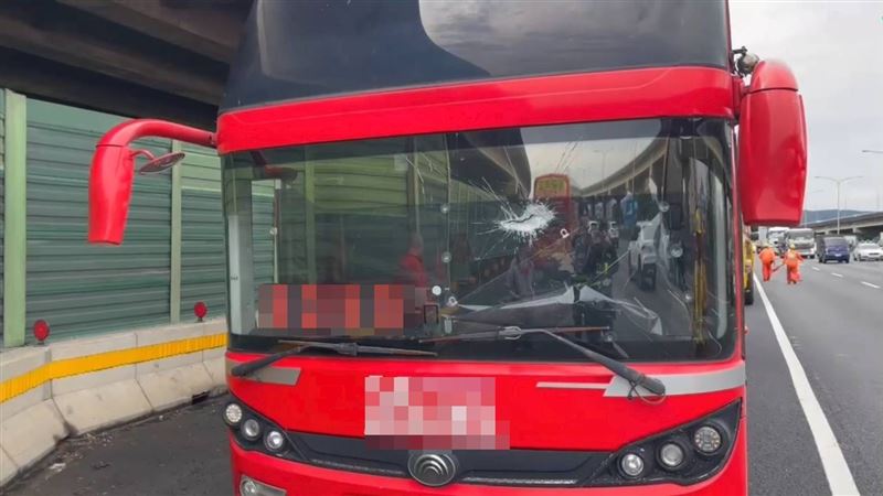遊覽車遭不明鐵片砸中擋風玻璃。(圖/翻攝畫面)