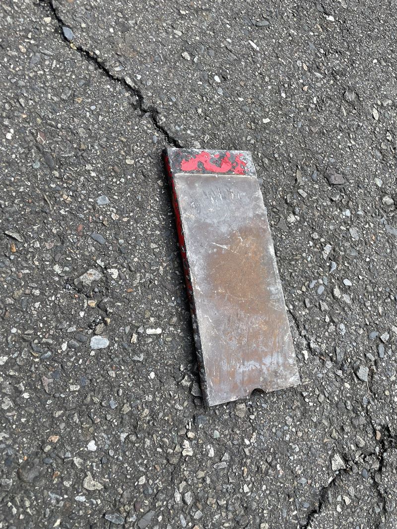 不明車輛掉落的鐵片。(圖/翻攝畫面)