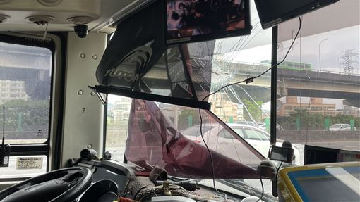 國道「驚魂鐵片」亂飛　遊覽車遭砸駕駛傷