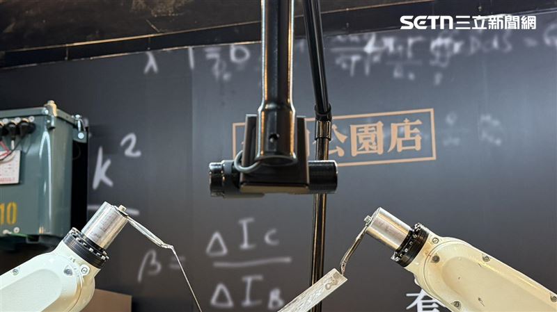 鐵板上方的AI鏡頭可偵測食材位置、熟度，確保出餐品質。（圖／記者賴俊佑攝影）