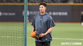 台日棒球國際交流賽，前旅美投手陳偉殷參與賽前練習。（圖／記者劉彥池攝影）