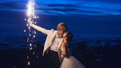 鼓鼓結婚一週年曬絕美婚紗　放閃激吻大元