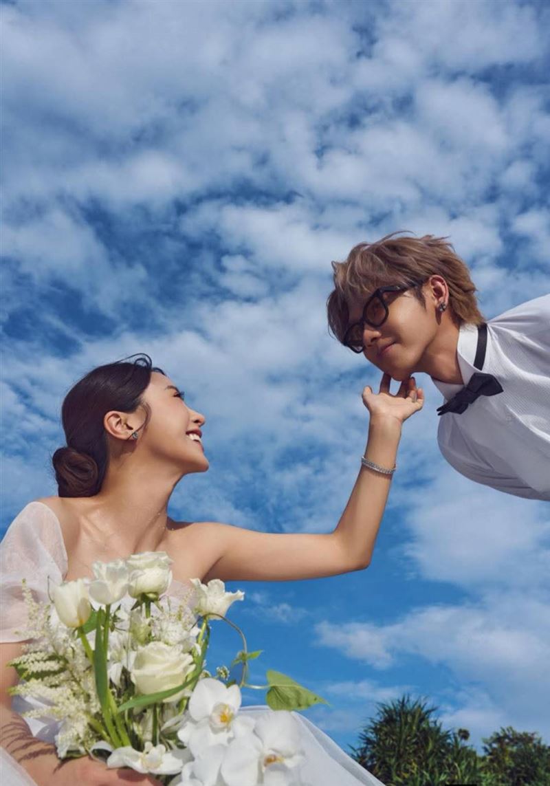鼓鼓跟大元婚紗照曝光。（圖／翻攝自臉書）